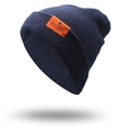 Detalle del gorro de punto azul marino con un parche de logo naranja y estrella negra - Circunferencia de la cabeza 56-61cm / Azul marino