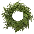 Detailopname van een groene kerstkrans met dichte kunstmatige dennennaalden op witte achtergrond - 40cm PE Dennennaalden Krans