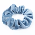Chouchou en velours bleu brumeux avec une texture côtelée douce et élastique - Bleu Brume