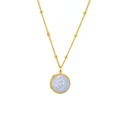 Vintage halsketting met barokke parelhanger en gouden reliëf op witte achtergrond - Gouden Ketting