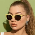 Gros plan d'un mannequin portant des lunettes de soleil rétro en métal avec monture jaune - Cadre Jaune Jelly Thé Uni
