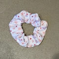 Witte stoffen scrunchie met rode hartjes en paarse golfprint voor Valentijnsdag kapsels - Wit Veelkleurige Bedrukte Scrunchie