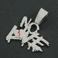 Gros plan du pendentif 'NO LOVE' argenté serti de strass avec détail de cœur rouge - Pendentif Seul NO LOVE / Argenté