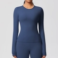 Detail van de zeer elastische marineblauwe sportstof en naadloze stiksels op de yoga-top - S / Marineblauw
