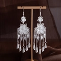 Dettaglio di orecchini a nappa d'argento con fiori traforati su un supporto espositivo - Nappa di Fiore (E5263-2) / Argento