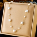 Collana in acciaio dorato con perle a cuore e rotonde su fodera beige elegante - Collana di Perle a Cuore (N3092)