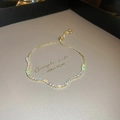 Makroaufnahme von vergoldetem Wellenarmband mit Zirkonia und verstellbarem Gleitverschluss - Gold mit Strass (6#)
