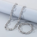 Detalle de un conjunto de collar y pulsera de cadena tipo clip plateada con eslabones - Pulsera 20.5cm (8 pulgadas) / Color Acero