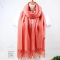 Écharpe en imitation cachemire rouge corail avec pompons portée par un mannequin - 70*200cm / Rouge pastèque