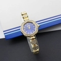 Détail de montre carrée de luxe pour femme avec cadran violet et strass scintillants - Fleur Or Bleu