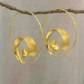 Boucles d'oreilles spirales dorées en forme de feuilles sur branche au style bohème chic - Feuille Spirale Dorée