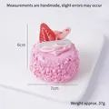 Modelo de pastel de mousse rosa artificial con fresa y dimensiones de 7x6cm - Pastel Rosa