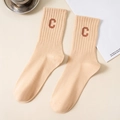 Atmungsaktive beige Baumwollsocken mit braunem, gesticktem Buchstaben C für Damen und Herren - Erdgelb