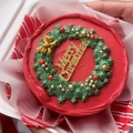 Merry Christmas acrylic cake topper in gold on red and green festive holiday wreath cake - Merry Christmas Wreath Style / Medium