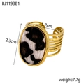 Vista de detalle de un anillo de leopardo dorado con incrustación oval y banda múltiple - Anillo Ovalado Estampado Vaca (BJ1193B1)