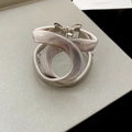 Vue rapprochée d'un bracelet en métal argenté avec texture spirale torsadée sur papier gris - Style 16 / Argent