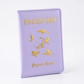 Détail du protège-passeport en cuir PU violet avec motifs de silhouettes de sport dorés - Violet