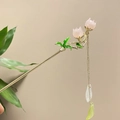 Goldene chinesische Haarnadel mit rosa Blütenknospen und langen Quasten im Vintage-Stil - Rosa Knospe Blatt Quaste (5144)