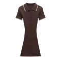Eng anliegendes dunkelbraunes Strick-Polokleid mit weißem Kontrastkragen und Zopfmuster - S / Dunkelbraun