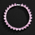 Makroansicht des Tennisarmbands mit rosa herzförmigen Steinen auf schwarzem Leder - 8 Zoll (20cm) / Silber Armband (Rosa Zirkon)