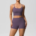 Détail de l'ensemble de yoga violet avec short taille haute et brassière à fines bretelles - S / Haut Et Bas / Violet Aubergine