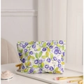 Borsa per trucco con fiori di mirtillo e etichetta H & R BAG su vassoio elegante - Viola