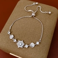 Detalle macro de la pulsera de copo de nieve plateada con circonitas en soporte de terciopelo - Estilo Copo de Neve Circón Blanco / Plata
