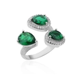 Detailaufnahme von silbernem offenem Ring mit drei grünen Zirkonia-Steinen in Birnenform - Silber/Grüner Zirkonia