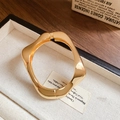 Brazalete dorado con textura de ondas, diseño minimalista y cierre de bisagra seguro - Estilo Pulido De Onda Irregular (65#) / Dorado