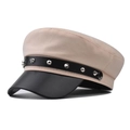 Dettaglio del cappello beige con visiera in ecopelle nera e cinturino con borchie metalliche - M (56-58cm) / Beige