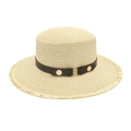 Elegante sombrero boater de paja beige con bordes deshilachados y banda de cuero negro y dorado - M (56-58cm) / Beige
