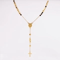Gros plan d'un collier chapelet en acier inoxydable doré avec médaille de Saint-Benoît - Doré