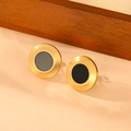 Vue détaillée de boucles d'oreilles en acier titane doré mat avec incrustation noire - Coquille Noire Lisse (G710)