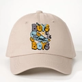 Detail der beigefarbenen Baumwoll-Baseballkappe für Jungen mit Skateboard-Graffiti - Hellbeige