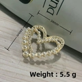 Goldene Herzbrosche mit Perlen und Strasssteinen, Maße 34x34mm und ein Gewicht von 5,5g - KC Gold Doppelherz Perle