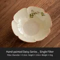 Colino da tè in ceramica dipinto a mano con fori filtranti fini e motivo a margherite - Colino da Tè Singolo con Margherita Dipinta a Mano