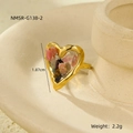 Detail of 18K gold-plated heart ring with colorful natural stone and wavy texture - One Size / Colorful
