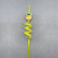 Dettaglio macro di una cannuccia a spirale gialla trasparente con decoro ad ananas - Ananas