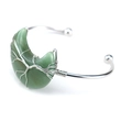Detalle macro de la pulsera árbol de la vida hecha a mano con piedra luna verde - Aventurina Verde