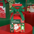 Weihnachtsgeschenkbox in Rot und Grün mit festlichen Motiven und einer dunkelgrünen Schleife - Weihnachtsmann mit Geschenken
