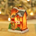 Leuchtendes Weihnachts-Dorfhaus mit glitzerndem Schnee und GIFT-Schild Dekor - Modell C Kleines Haus (Geschenkeladen)