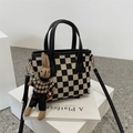 Sac fourre-tout à motif damier avec poignées en cuir et breloque lapin en tricot - Damier Noir avec Pendentif