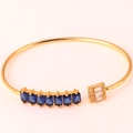 Verstelbare gouden open armband met blauwe rechthoekige edelstenen en zirkonia accenten - Blauwe Zirkoon Stijl 2