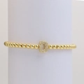 Nahaufnahme eines goldenen Perlenarmbands mit einem funkelnden Zirkonia-Buchstaben D - Buchstabe D