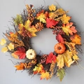 Detail eines Herbstkranzes mit Ahornblättern, Beeren und Kürbissen auf natürlichem Rattan - Herbstkranz (18A13F) / 60CM