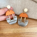 Vue détaillée de boucles d'oreilles en résine en forme de U avec texture bois et or - Patchwork Géométrique Forme de U (Tige en Argent-Marron-Gris)