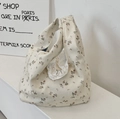 Detalle de bolso de pana floral con ribete de encaje blanco y patrones de flores azules - Beige