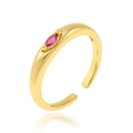 Détail macro d'une bague en cuivre plaqué or avec zircon rouge et anneau ajustable - Style Or Marquise Zircon Rouge (J-1338)