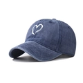Détail de la casquette en coton lavé bleu marine avec broderie de cœur blanc - Réglable / Bleu marine