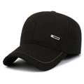 Gorra de béisbol de invierno para hombre en color marrón oscuro con insignia metálica - Ajustable / café